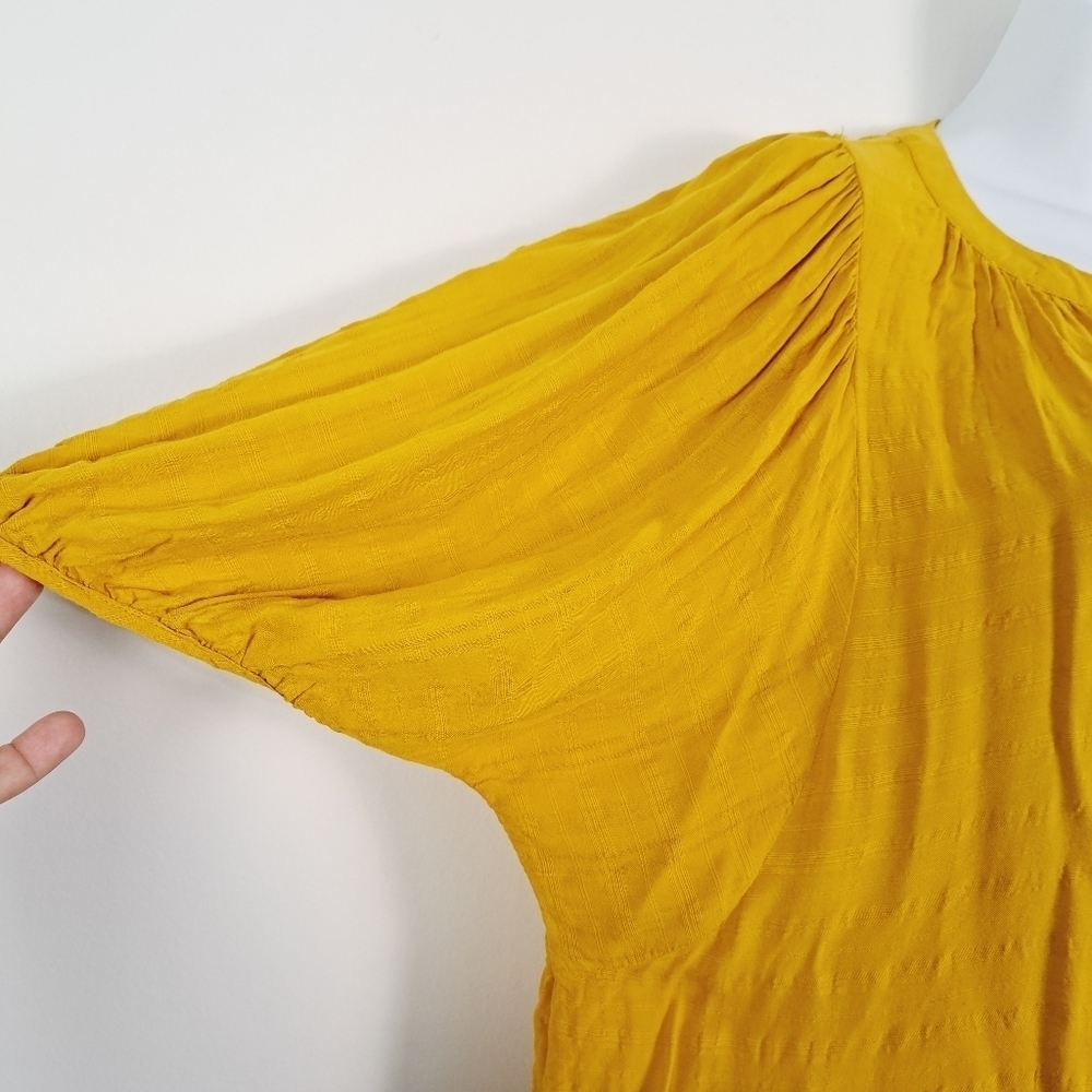 Universal Thread Comet Gold 100% Rayon Basic Flowy Blouse - Picture 5 of 9